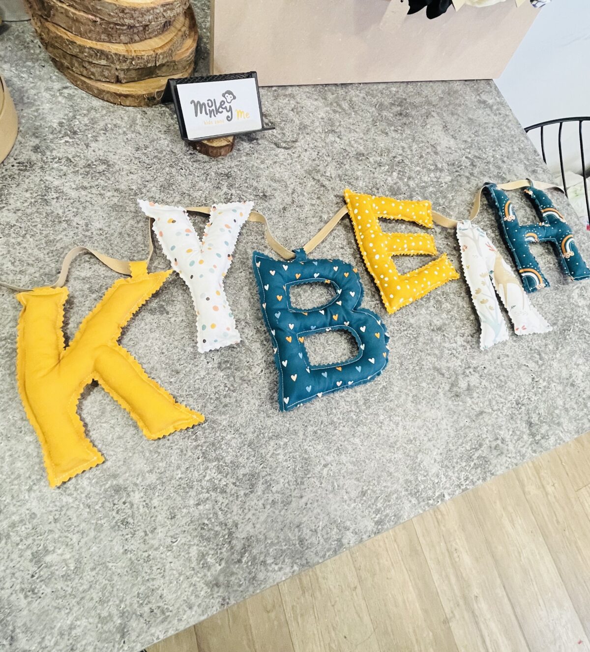 γιρλάντα με όνομα πετρόλ και ώχρα