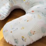 μαξιλάρι θηλασμού με σχέδιο γκρι με παστελ σχέδια