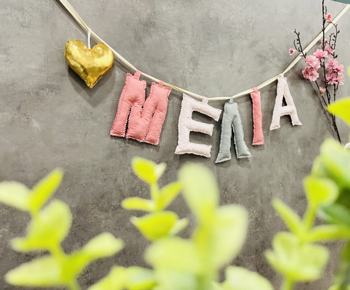 γιρλάντα με όνομα ροζ,σάπιο μήλο,γκρι