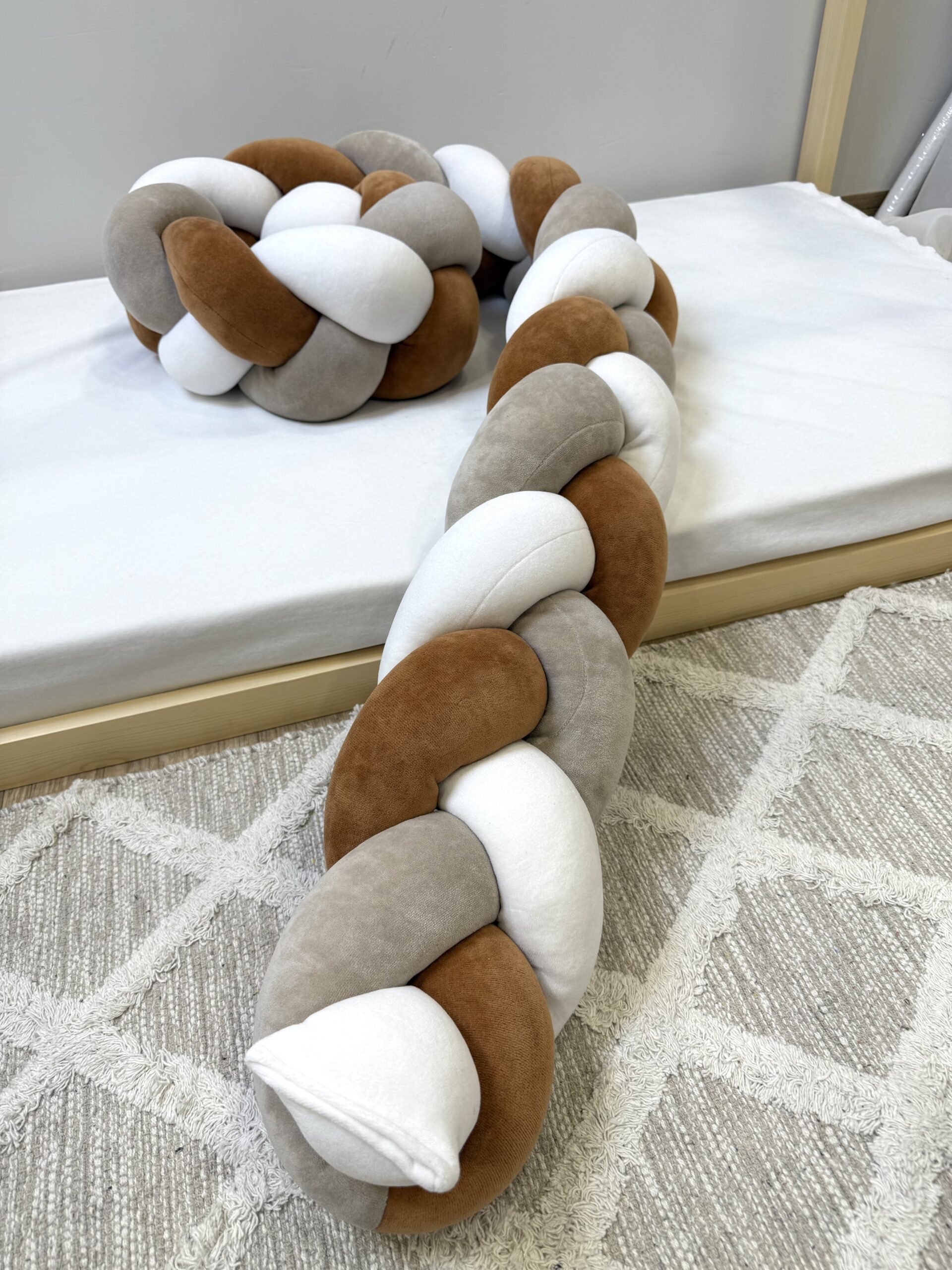 Πάντα Κούνιας Πλεξούδα λευκό,μπεζ,καφέ πλεξούδα κούνιας τρίχρωμη μπεζ,λευκό,καφέ