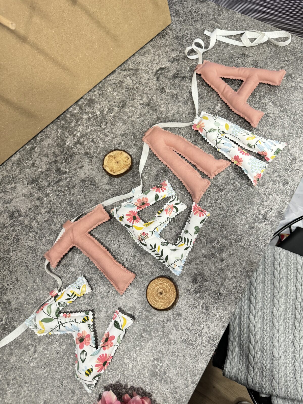 γιρλάντα με όνομα ροζ με λουλούδια