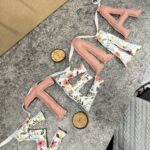 γιρλάντα με όνομα ροζ με λουλούδια