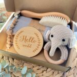 κουτί δώρου για νεογέννητο με κλιπ πιπίλας ,κουδουνίστρα πλεκτή ,χτενάκι πάνα αγκαλιάς ,σχέδιο ελέφαντας