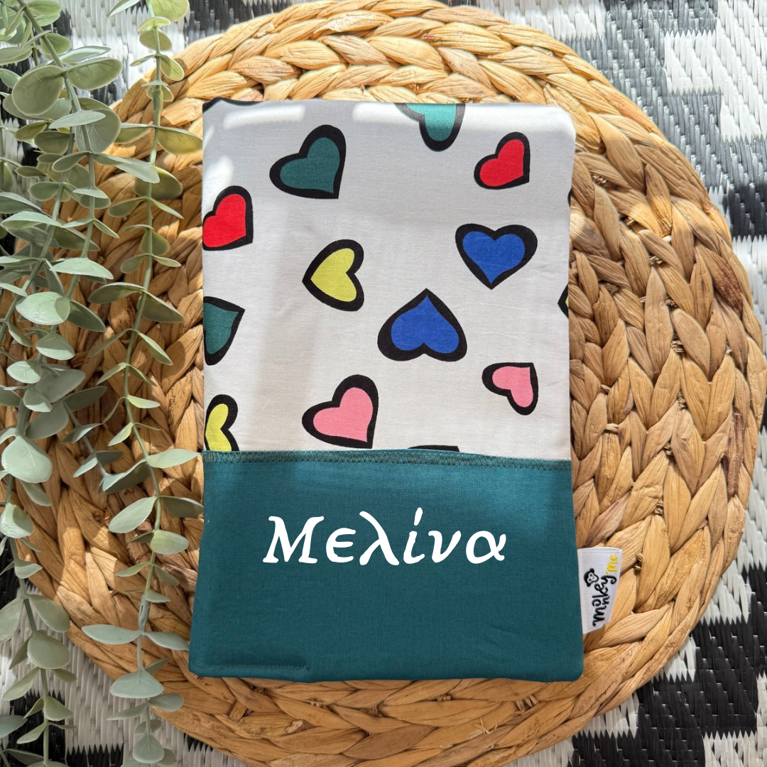 θήκη βιβλιάριού υγείας comic hearts θήκη για βιβλιάριο υγείας παιδιού με όνομα, χρώματος πετρολ με σχέδια καρδιές