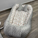 βρεφική φωλιά χρώματος γκρι με λουλουδάκια στο εσωτερικό