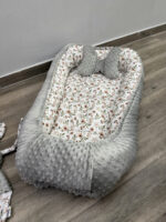 βρεφική φωλιά χρώματος γκρι με λουλουδάκια στο εσωτερικό