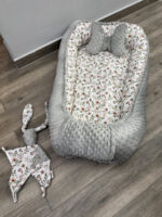 βρεφική φωλιά χρώματος γκρι με λουλουδάκια στο εσωτερικό της